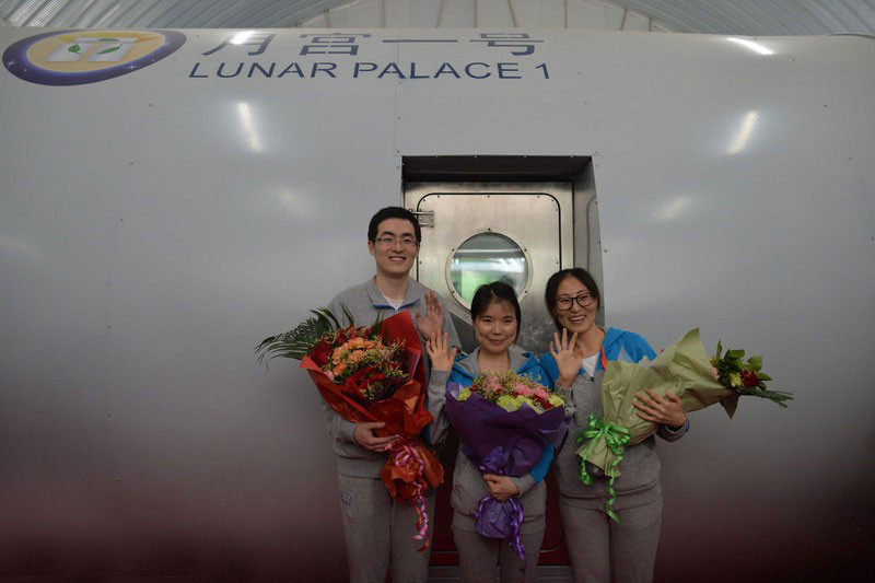 Les trois volontaires, Dong Chen, Xie Beizhen et Wang Minjuan, à leur sortie du ? Palais Lunaire 1 ?