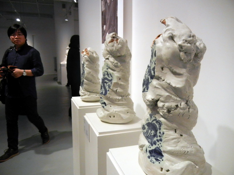 Des ?uvres en céramique de Huang Huanyi, au Musée d'Art du Lac Jinji de Suzhou, le 24 mai 2014. [Photo Wang Jiankang / asianewsphoto.com]