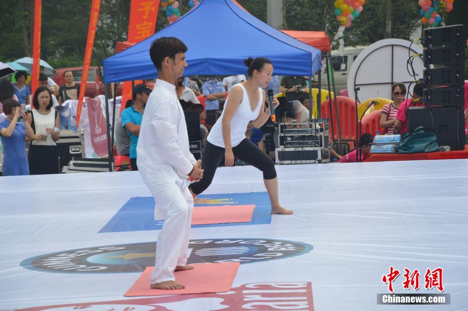 Changsha : 505 femmes enceintes pratiquent le yoga ensemble