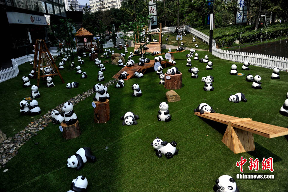 300 pandas miniatures exposés à Beijing