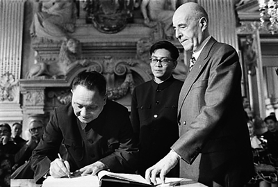 Le 15 mai 1975, le dirigeant chinois inscrivait sur le livre d’or de l’h?tel de ville de Lyon : ? Rendons hommage au peuple lyonnais ! ? Deng s’étant engagé dans plusieurs activités révolutionnaires dans la ville des frères Lumière.