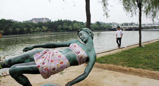 La sculpture couvert de vêtements. [Photo/SinaWeibo]