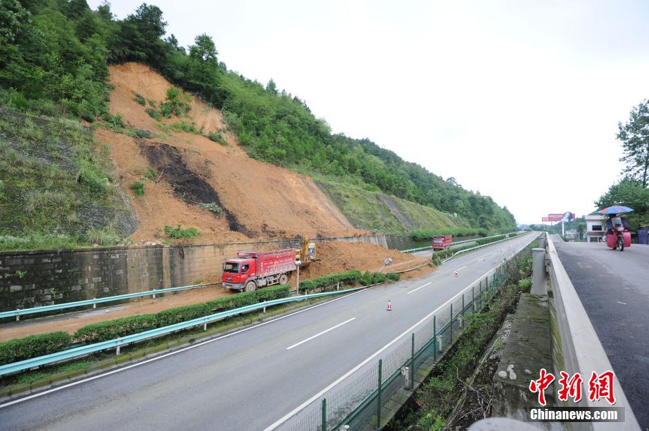 Route bloquée par des glissements de terrain suite aux dernières grosses pluies. (CNS/He Junyi)