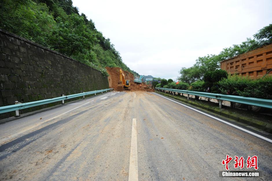 Route bloquée par des glissements de terrain suite aux dernières grosses pluies. (CNS/He Junyi)