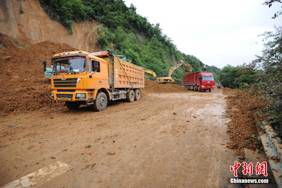 Route bloquée par des glissements de terrain suite aux dernières grosses pluies. (CNS/He Junyi)