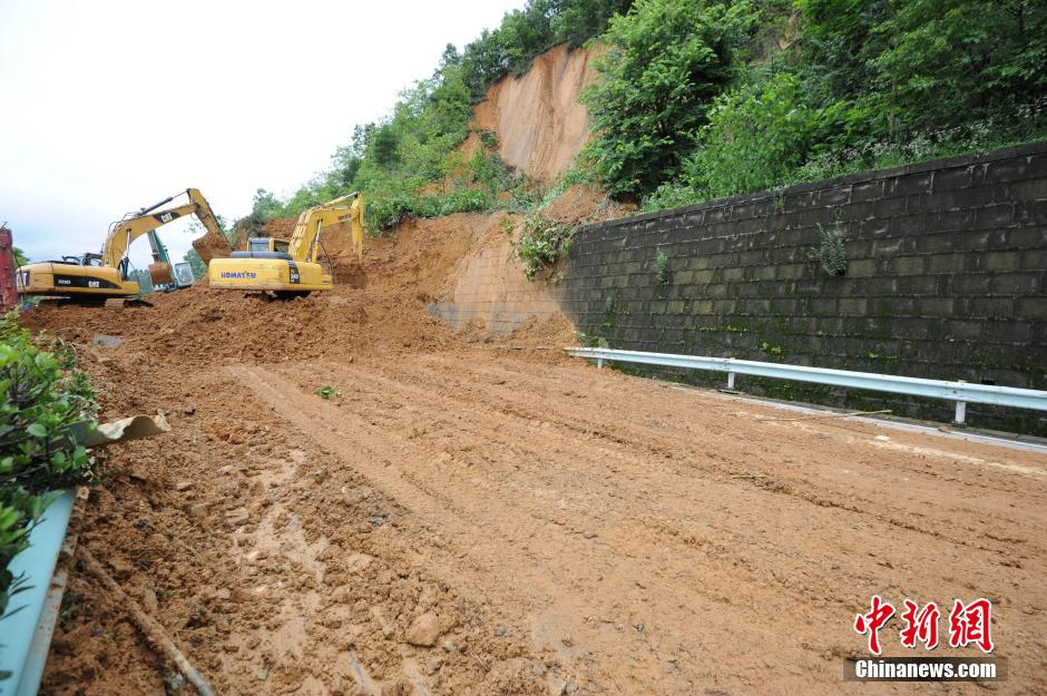 Route bloquée par des glissements de terrain suite aux dernières grosses pluies. (CNS/He Junyi)