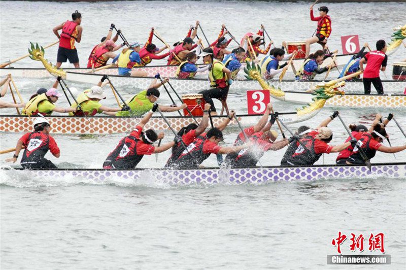 Début de la course de bateaux-dragons à Hong Kong