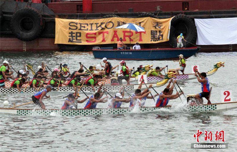 Début de la course de bateaux-dragons à Hong Kong