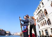 Une Chinoise chante sur une gondole à Venise