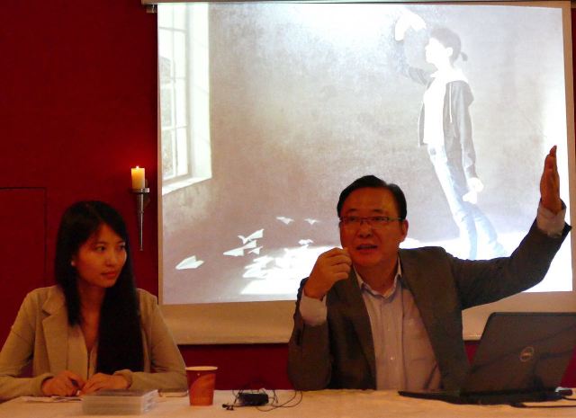 Photo : Yu Xi en pleine conférence à Duisburg.