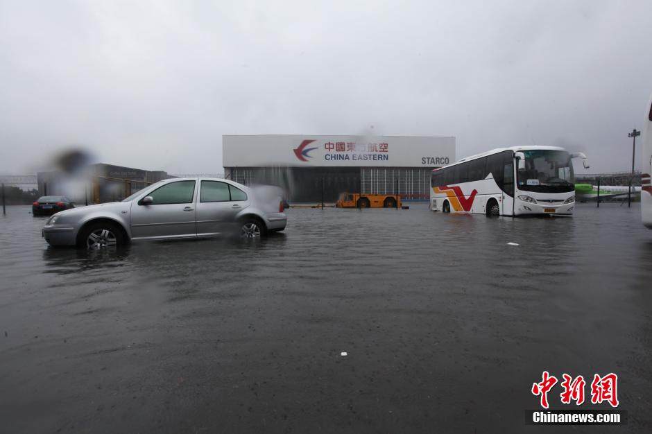 L'aéroport de Shanghai inondé par de fortes pluies