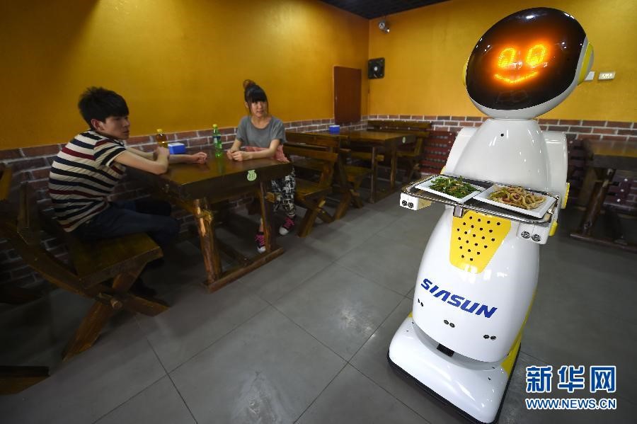 Des robots de fabrication chinoise entrent dans la vie quotidienne des gens