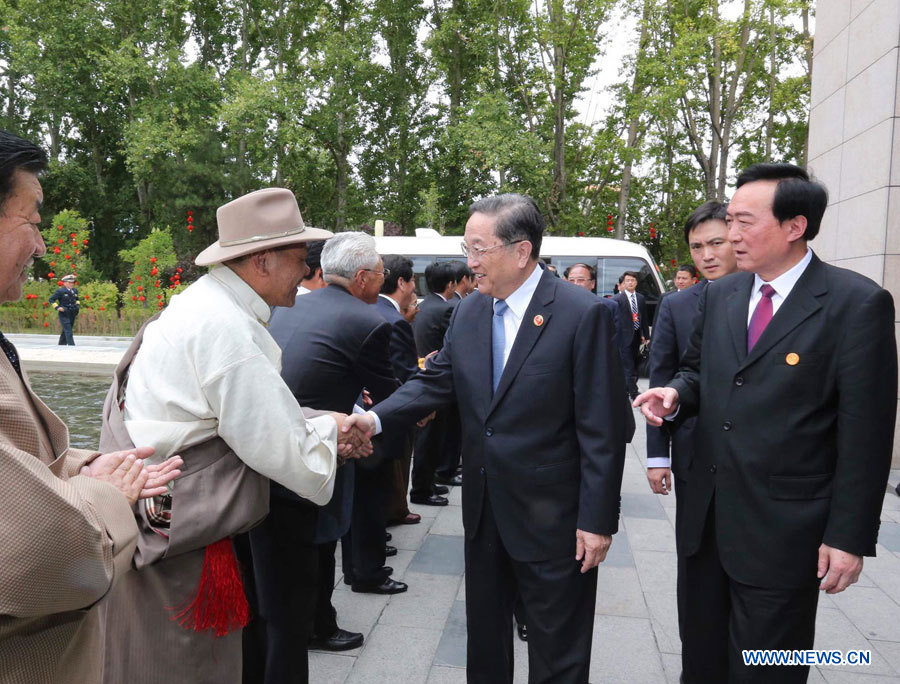 Arrivée de responsables du gouvernement central au Tibet pour le 50e anniversaire de sa fondation