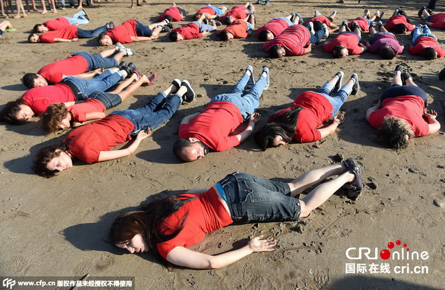 Maroc : allongés sur la plage pour rendre hommage au petit Aylan