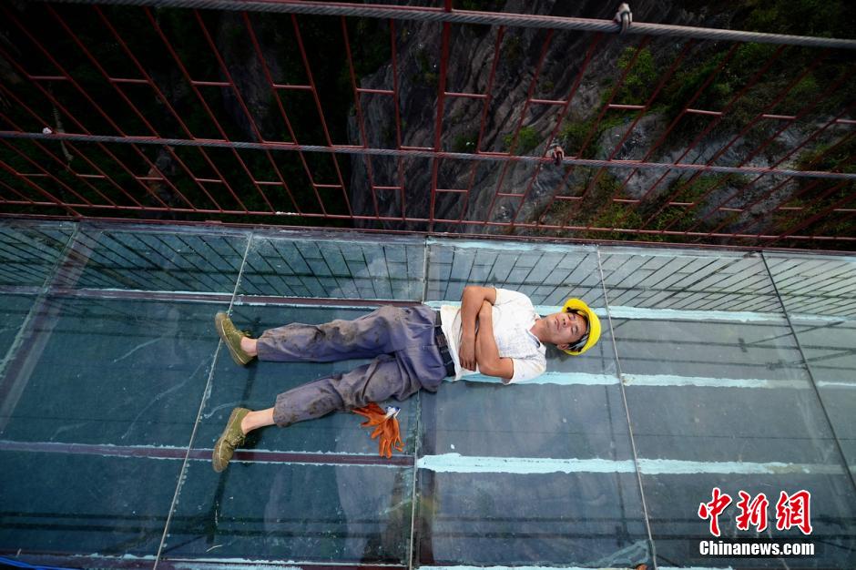 Construction du premier pont suspendu en verre 