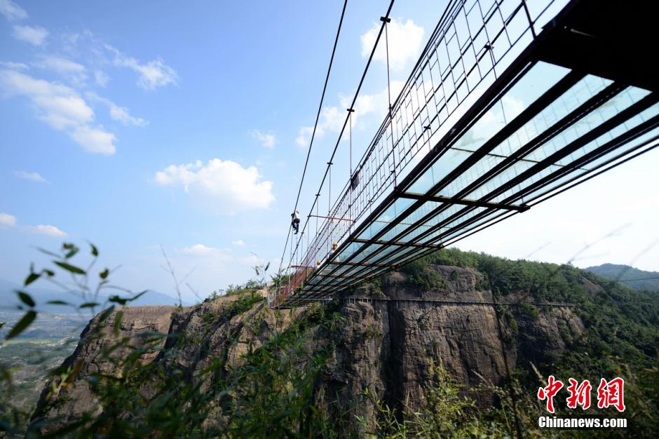 Construction du premier pont suspendu en verre 