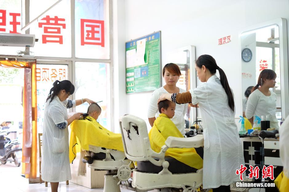 Un salon de coiffure public des années 60