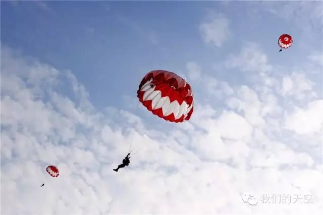 Les premières Chinoises parachutistes 