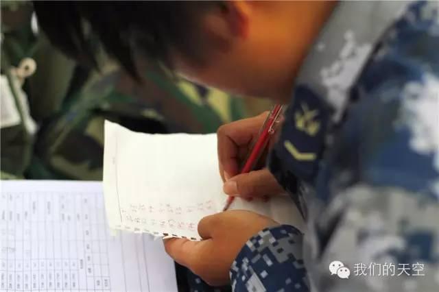 Les premières Chinoises parachutistes 