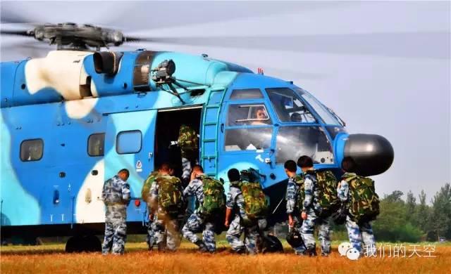 Les premières Chinoises parachutistes 