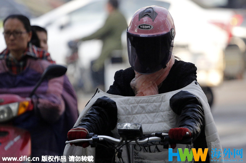 Vague de froid en Chine : des cyclistes super protégés