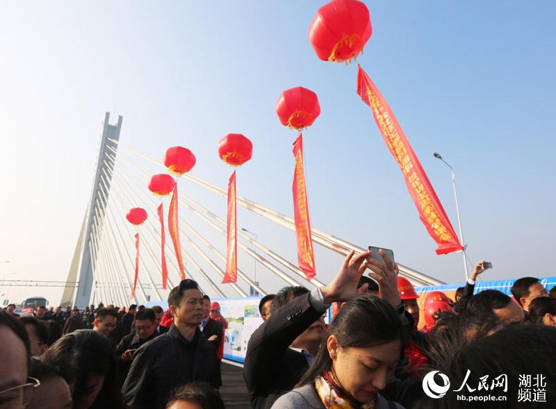 Ouverture à la circulation du Pont de l'Amitié Sino-fran?aise à Wuhan