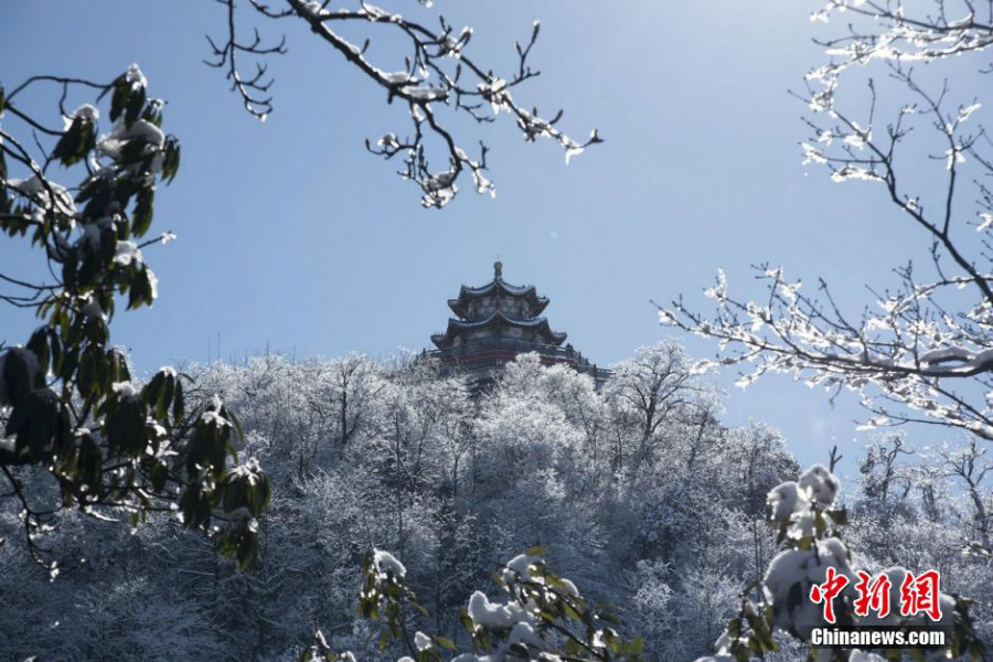 Belles photos : le mont Tianmen recouvert de neige