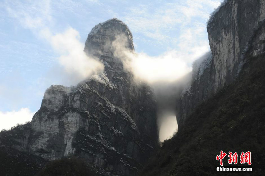 Belles photos : le mont Tianmen recouvert de neige