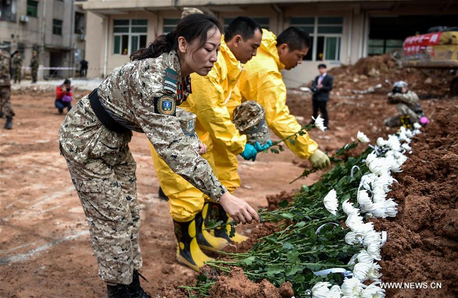 Les secouristes rendent hommage aux victimes du glissement de terrain à Shenzhen