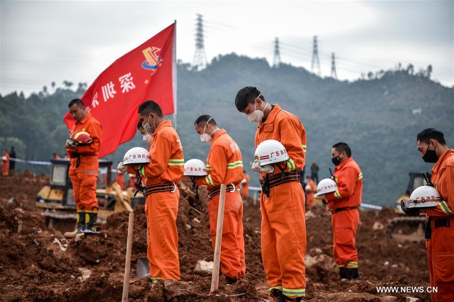 Les secouristes rendent hommage aux victimes du glissement de terrain à Shenzhen