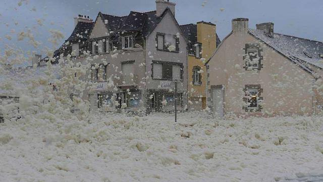 Une ville de Bretagne recouverte par une tempête d'écume