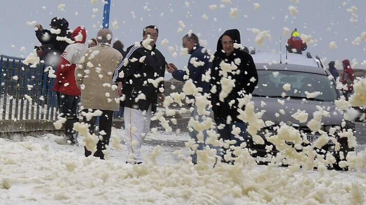 Une ville de Bretagne recouverte par une tempête d'écume