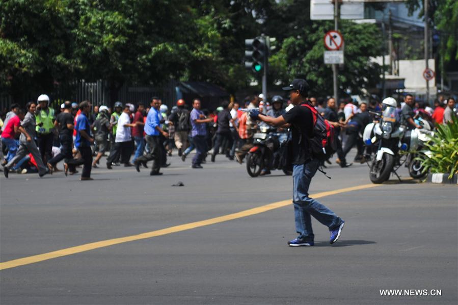 Explosions et fusillade dans un centre commercial de Jakarta