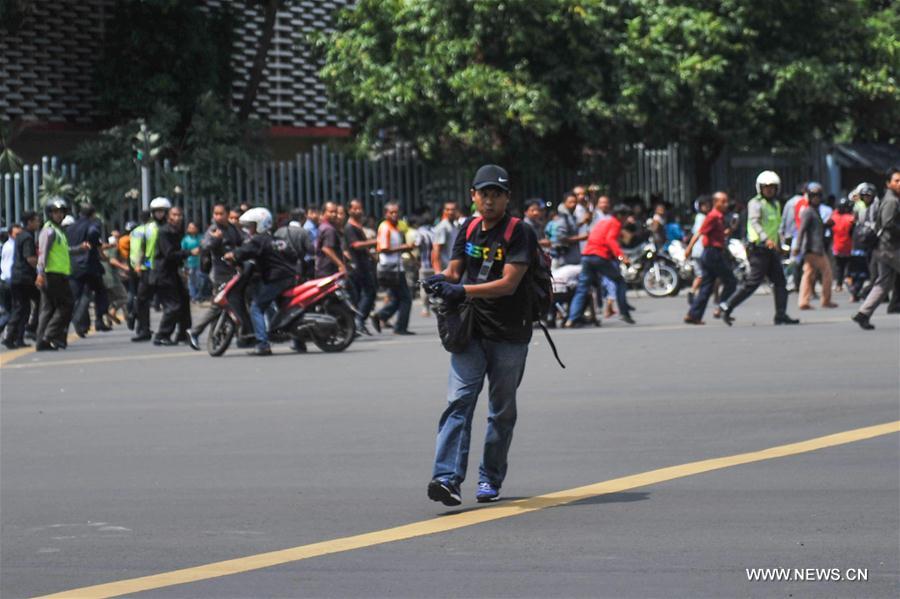 Explosions et fusillade dans un centre commercial de Jakarta