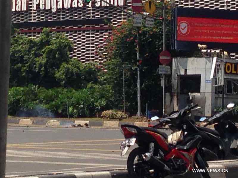 Explosions et fusillade dans un centre commercial de Jakarta