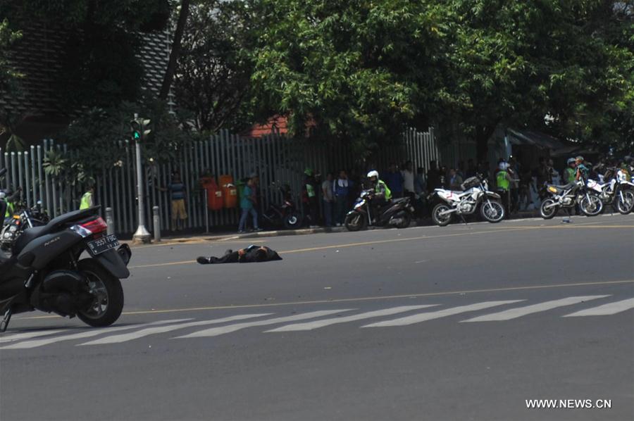 Explosions et fusillade dans un centre commercial de Jakarta