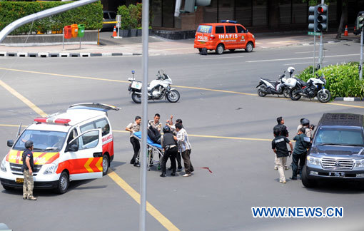 Indonésie/Attaques : 4 morts, dont un policier et plusieurs blessés