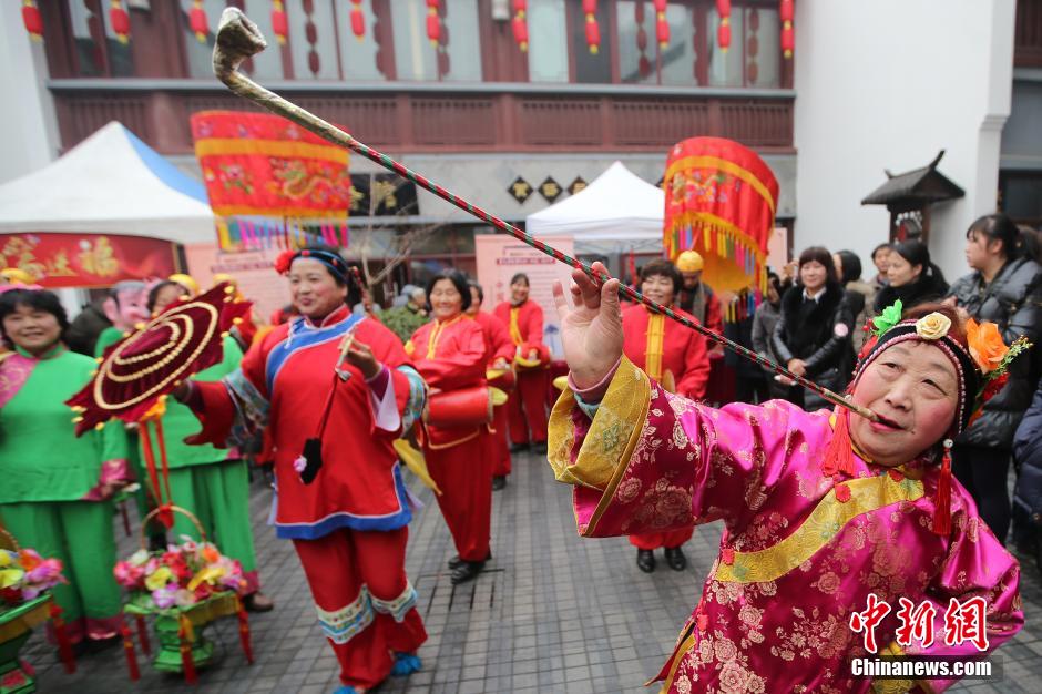 Culture chinoise : une boule de fleurs pour trouver son ame soeur