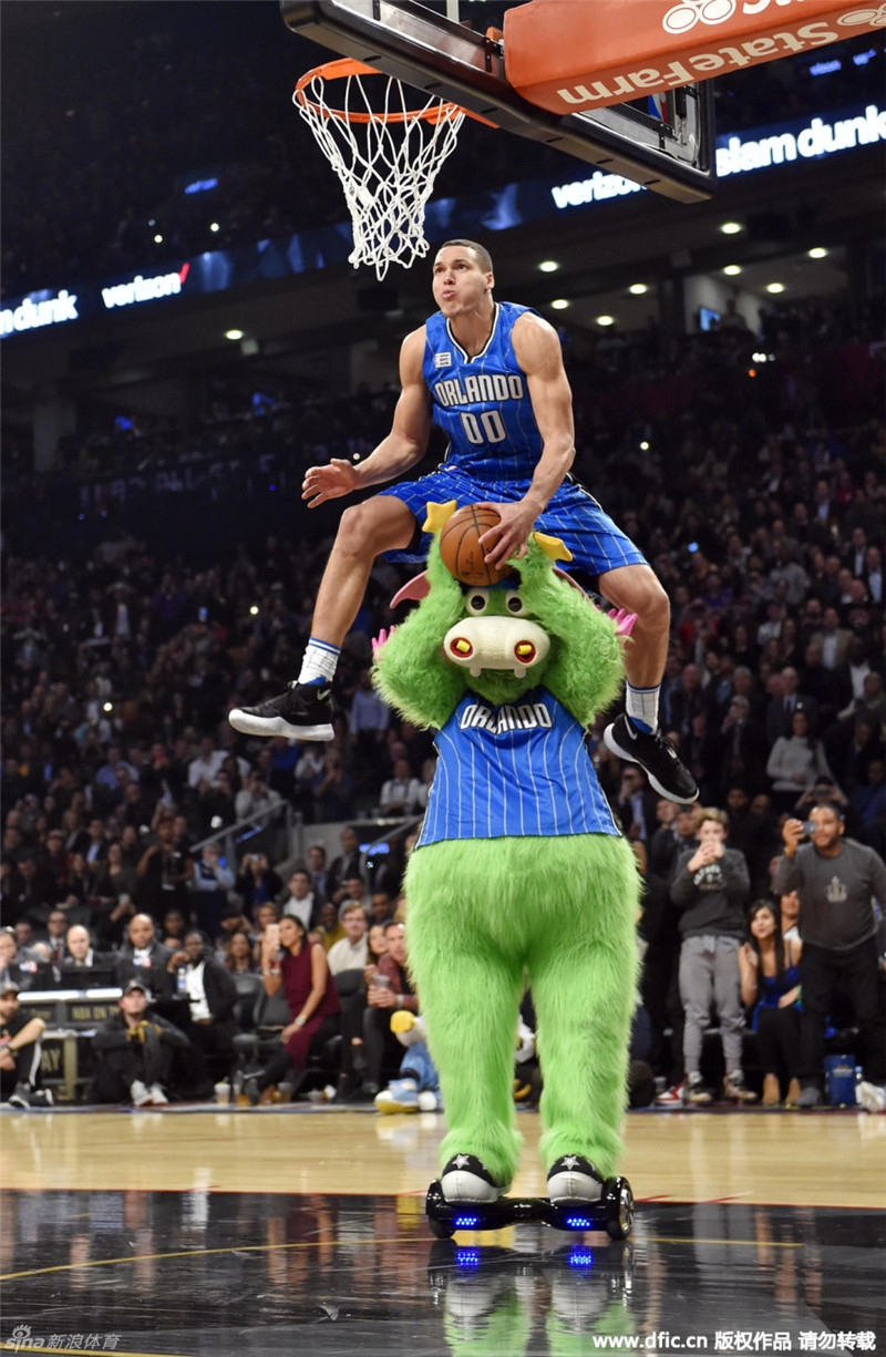 Zach LaVine remporte le NBA Slam Dunk Contest 2016 