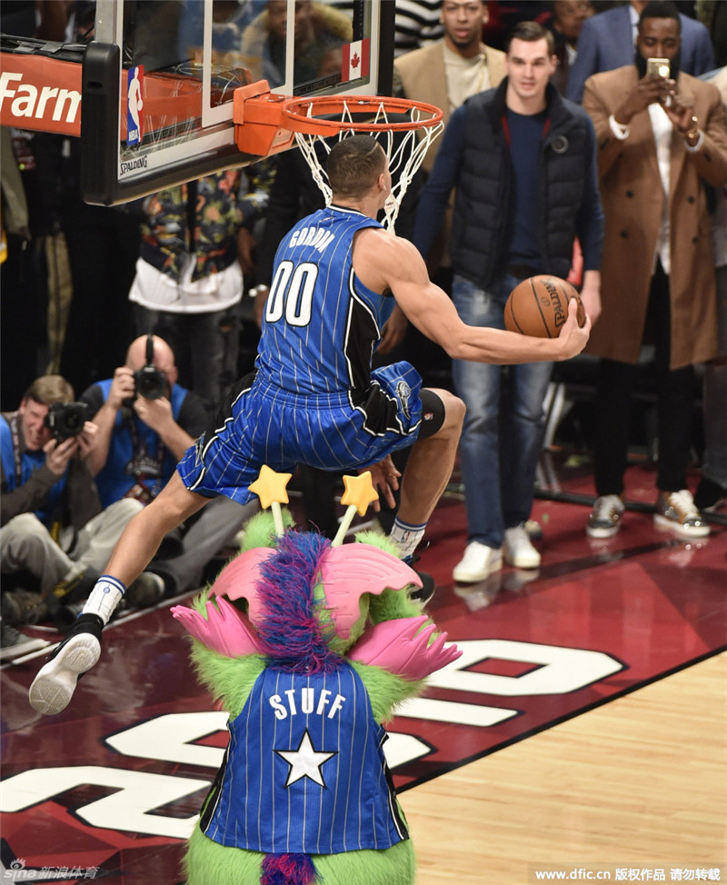 Zach LaVine remporte le NBA Slam Dunk Contest 2016 