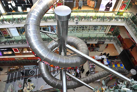 Un incroyable et vertigineux toboggan installé dans un supermarché de Shanghai