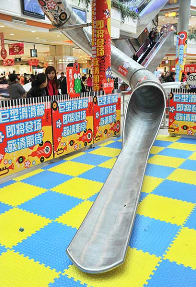 Un incroyable et vertigineux toboggan installé dans un supermarché de Shanghai