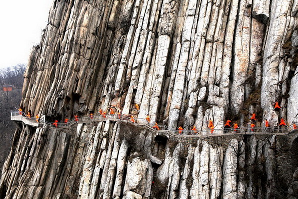 Spectaculaire démonstration de Kung Fu sur des falaises du Henan