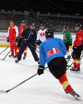 L'équipe des jeunes de hockey sur glace chinoise s'entra?ne en République tchèque pour les JO de 2022