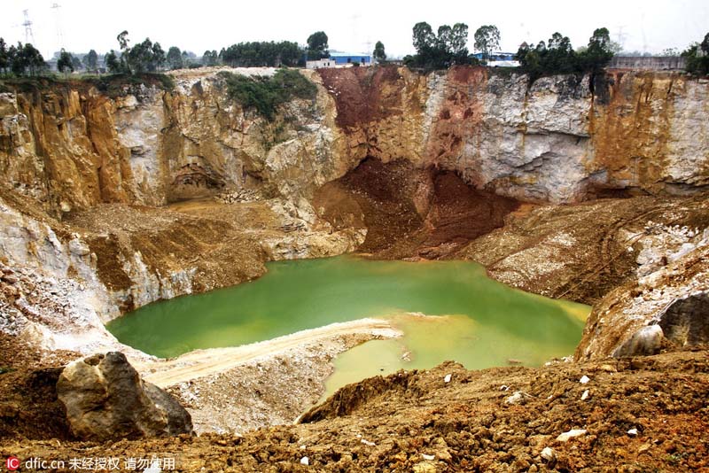 Un immense trou dans un étang du Guangxi