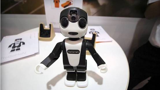 Sharp : un robot-téléphone qui marche 