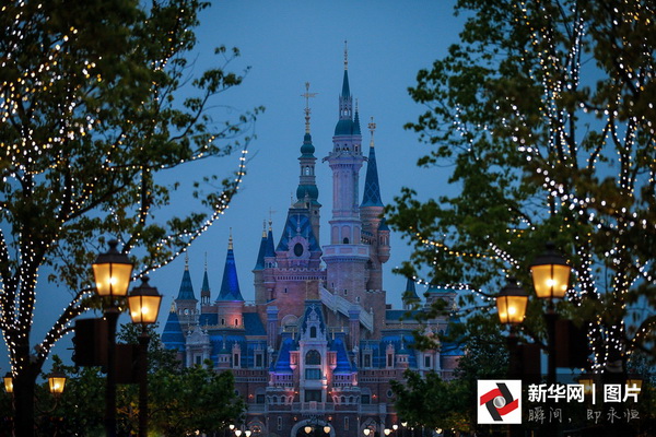 Mickey dans la nuit de Shanghai