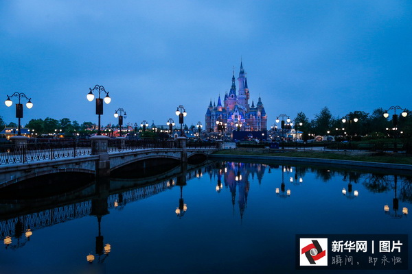 Mickey dans la nuit de Shanghai