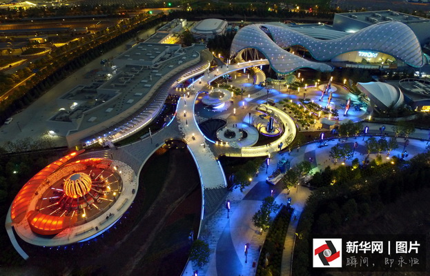 Mickey dans la nuit de Shanghai