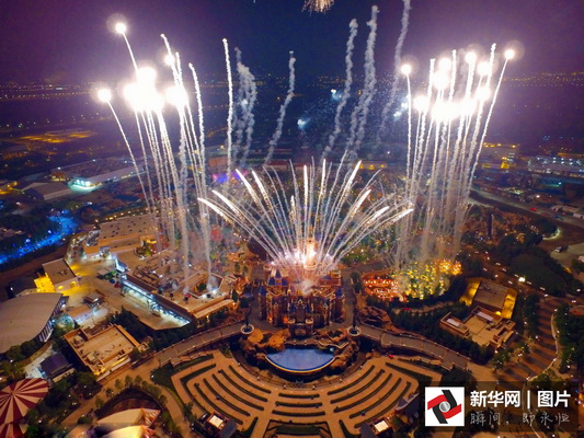 Mickey dans la nuit de Shanghai